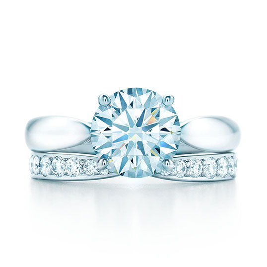 Tiffany Harmony鑽戒及結婚戒環
Tiffany Harmony鑽戒
璀璨圓鑽鑲嵌於兩端收細成錐形的鉑金戒檯之上,搭配輪廓完美流暢的結婚戒環。
(參考價格:鑽戒主石1.16克拉,顏色E,淨度VS1,
NT$ 935,000)
Tiffany Harmony結婚戒環
NT$ 78,000